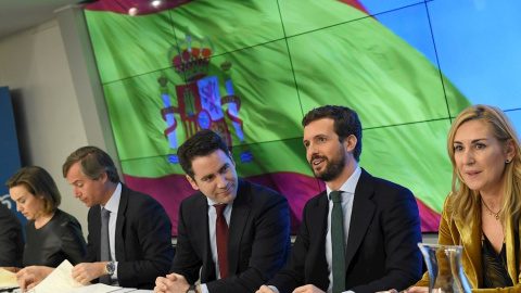 13/01/2020.- El líder del PP, Pablo Casado, junto a la vicesecretaria de Organización, Ana María Beltrán (d) y el secretario general del partido, Teodoro García Egea, durante la reunión de la Junta Directiva Nacional. / EFE - VÍCTOR LERENA