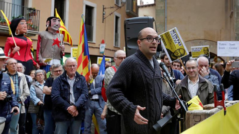 El regidor de la CUP, Joan Coma, quien ha ignorado la citación de la Audiencia Nacional para ir a declarar por un delito de "sedición", agradece el apoyo ciudadano que ha recibido esta tarde en Vic (Barcelona)./ EFE