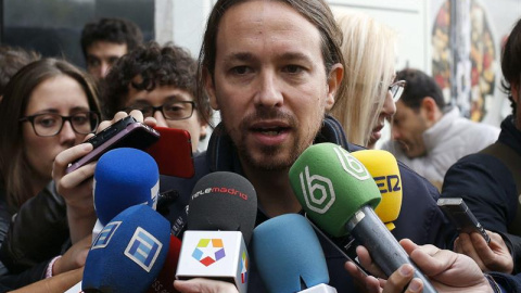 El líder de Podemos Pablo Iglesias, atiende a los medios a su llegada a la reunión, hoy en Madrid, de la dirección estatal del partido para analizar la estrategia electoral ante los comicios generales del 20D, así como las medidas y propues