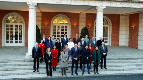 14/01/2020.- El presidente del Gobierno, Pedro Sánchez (C), posa con su nuevo gabinete de ministros en el Palacio de la Moncloa antes del primer Consejo de Ministros celebrado este martes. EFE/ Emilio Naranjo