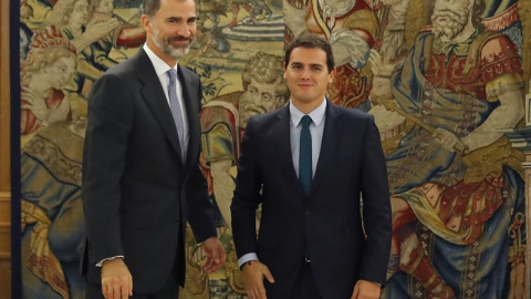 El rey Felipe recibe al líder de Ciudadanos, Albert Rivera (d), hoy en el Palacio de la Zarzuela. /EFE