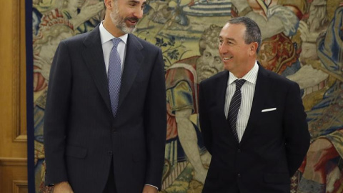 El rey Felipe recibe al portavoz de Compromís, Joan Baldoví (d), esta mañana en el Palacio de la Zarzuela. /EFE