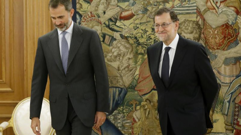 El rey Felipe VI recibe al presidente del Gobierno en funciones, Mariano Rajoy (d). /EFE