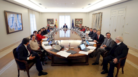 14/01/2020.- El presidente del Gobierno, Pedro Sánchez (fondo, c), flanqueado por los vicepresidentes, primera, Carmen Calvo ( a su dcha) y segundo, Pablo Iglesias (a su izq), durante el primer Consejo de Ministros del Ejecutivo de coalició