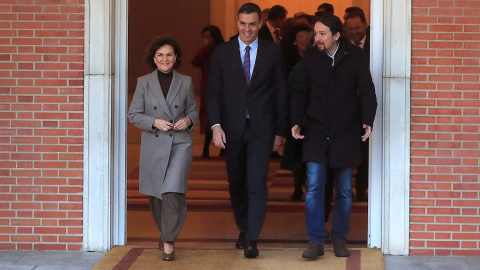 14/01/2020.- El presidente del gobierno, Pedro Sánchez (c) junto con la Vicepresidenta primera y ministra de presidencia y Relaciones con las Cortes, Carmen Calvo (i) y el Vicepresidente de Derechos Sociales y Agenda 2030, Pablo Iglesias (d