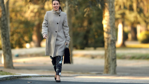 14/01/2020.- La ministra de Igualdad, Irene Montero, llega al Palacio de la Moncloa para asistir al primer Consejo de Ministros del Gobierno de coalición presidido por Pedro Sánchez, este martes en Madrid. EFE/ Emilio Naranjo