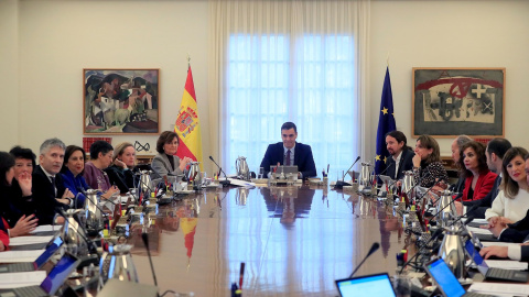 14/01/2020.- El presidente del Gobierno, Pedro Sánchez (c), flanqueado por los vicepresidentes, primera, Carmen Calvo ( a su dcha) y segundo, Pablo Iglesias (a su izq), durante el primer Consejo de Ministros del Ejecutivo de coalición, este