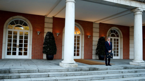 14/01/2020.- El ministro de Ciencia e Innovación, Pedro Duque, llega al Palacio de la Moncloa para asistir al primer Consejo de Ministros del Gobierno de coalición presidido por Pedro Sánchez, este martes en Madrid. EFE/ Emilio Naranjo