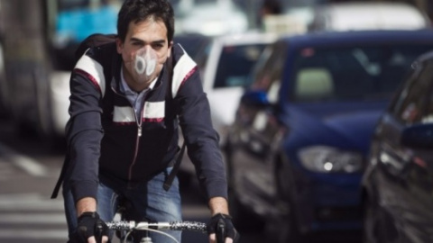 Un ciclista se protege ante la alta contaminación en la ciudad. EFE