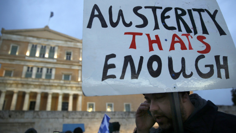 Protesta contra la austeridad en las inmediaciones del Parlamento griego. - REUTERS