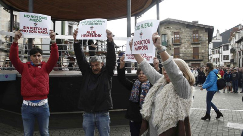 Consuelo Ordóñez, presidenta del colectivo Covite, junto con cuatro víctimas del terrorismo que han defendido este sábado con pancartas la presencia de la Guardia Civil en la localidad navarra de Alsasua coincidiendo con la manifestación en