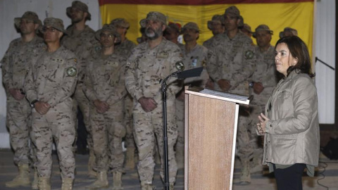 HERAT (AFGANISTÁN), 24/10/2015.- La vicepresidenta del Gobierno español, Soraya Sáenz de Santamaría (d), durante el acto de despedida de las tropas españolas destinadas en la base de Herat, tras catorce años de misión. EFE/Kiko Huesca.