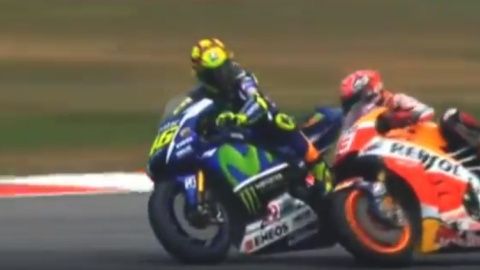 El italiano Valentino Rossi tira a Marc Márquez de la moto con una patada