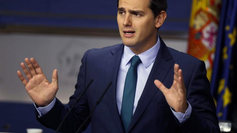 El líder de Ciudadanos, Albert Rivera, durante la rueda de prensa ofrecida en el Congreso, tras la reunión mantenida con el rey Felipe hoy en el Palacio de la Zarzuela. EFE/Paco Campos