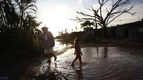 Una familia de la comunidad Emiliano Zapata recorre una calle tras el paso del huracán Patricia hoy, sábado 24 de octubre de 2015, en el municipio de la Huerta, en el estado de Jalisco (México).- EFE