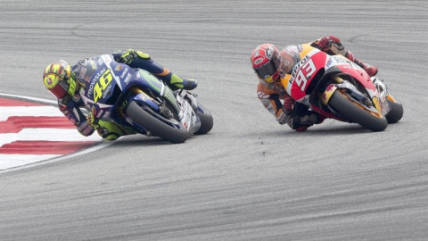 Marc Márquez y Valentino Rossi, momentos antes del incidente en Sepang. EFE / AHMAD YUSNI