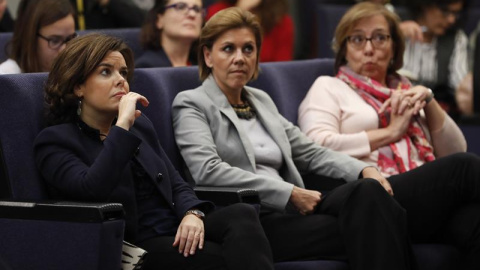 Soraya Sáenz de Santamaría (i), María Dolores de Cospedal (c), y la secretaria de Estado de Comunicación, Carmen Martínez Castro (d) escuchan la rueda de prensa de Mariano Rajoy en la Moncloa tras aceptar el encargo del rey. EFE/Javier Lizó