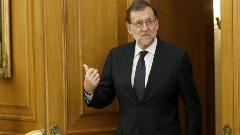 El presidente del Gobierno en funciones, Mariano Rajoy espera ser recibido por el rey Felipe VI, en la segunda jornada de su ronda de contactos para buscar candidato a la investidura. EFE/Chema Moya