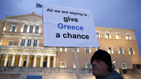 Un manifestante sostiene una pancarta que dice 'Dad una oportunidad a Grecia', en la concentración en apoyo del primer ministro Alexis Tsipras, en la Plaza Sintagma, de Atenas. REUTERS