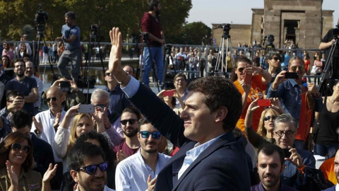 El líder de Ciudadanos saluda durante el acto celebrado en el Templo de Debod. EFE/Paco Campos