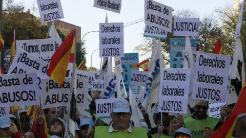 Manifestación en noviembre de 2015, convocada por AUGC y que reunió a unos 10.000 agentes y sus familias, la mayor marcha de protesta registrada por guardias civiles. VÍCTOR LERENA | EFE