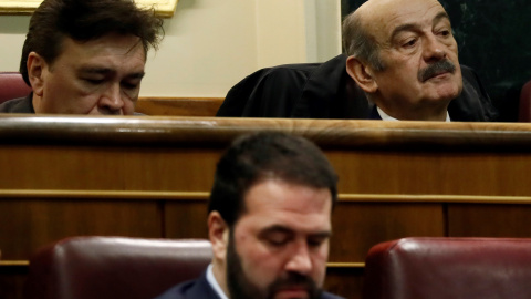 El diputado del PRC, José María Mazón (i), y el de Teruel Existe, Tomás Guitarte (d), en el Congreso. / EFE