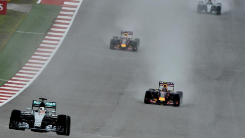 El piloto británico Lewis Hamilton, seguido por el ruso Daniil Kvyat, en el Gran Premio de EEUU en Austin, Tejas. EFE/EPA/LARRY W. SMITH