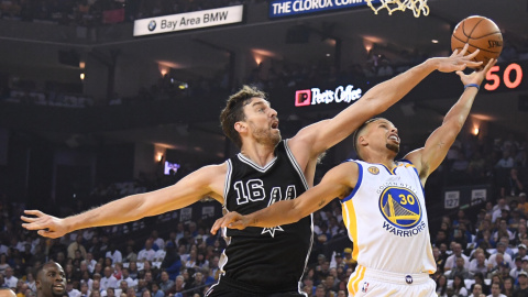 Pau Gasol defiende al base de los Golden State Warriors, Stephen Curry. REUTERS/USA TODAY Sports.