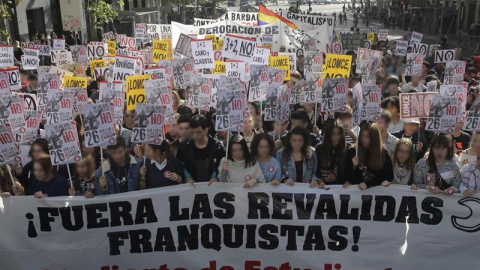 Varios jóvenes durante la marcha estudiantil convocada en Madrid por la Plataforma Regional por la Escuela Pública, que integran CCOO, UGT, el Sindicato de Estudiantes (SE) y la FAPA. /EFE