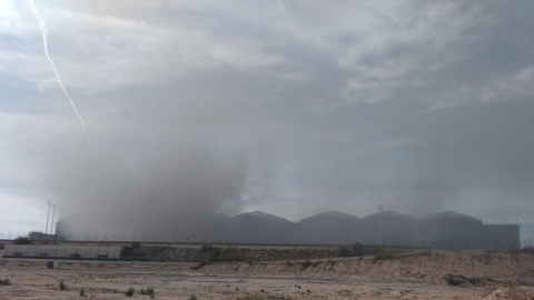 Imagen del humo generado por el incendio del techo de la terminal Alicante-Elche. / Europa Press