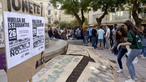 Decenas de estudiantes de secundaria y bachillerato de Huesca, durante la concentración./ EFE