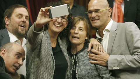 Los diputados de Junts pel Sí, Lluís LLach, Oriol Junqueras, Marta Rovira y Raül Romeva se fotografían con su compañera Carme Forcadell, elegida presidenta del Parlament de Catalunya./ EFE