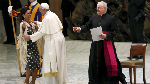 El Papa recibiendo a la cantante Maria Jose Santiago.- REUTERS.