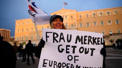 Lema contra la canciller Angela Merkel durante una protesta contra las medidas de austeridad frente al Parlamento grIego. - REUTERS