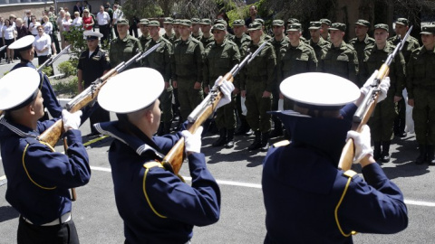 Nuevos reclutas rusos, en formación antes de ingresar en la base militar de Simferópol, en la península de Crimea. - AFP