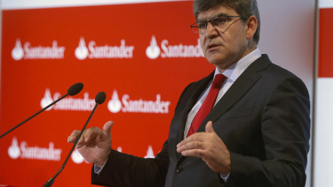 El consejero delegado del Banco Santander, José Antonio Álvarez, durante la rueda de prensa que ha ofrecido en la Ciudad Financiera del banco, tras la publicación de los resultados de la entidad de enero a septiembre. EFE/Paco Campos