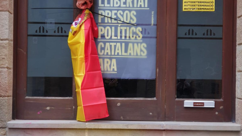 La sede de Solsona de ERC, presidida con una cabeza de cerdo y banderas de España. / Twitter @CarmendeLunes