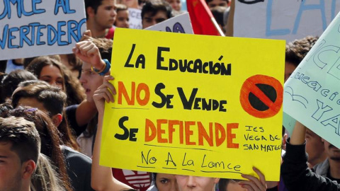 Protesta contra las reválidas en Las Palmas de Gran Canaria. EFE/Elvira Urquijo A.