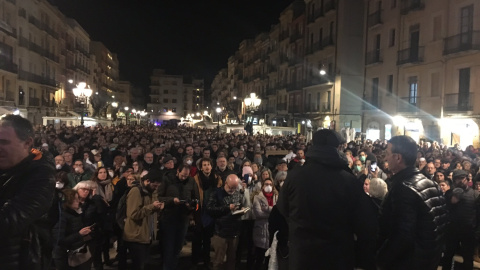 La plaça de la Font de Tarragona, plena de manifestants durant la protesta d'aquesta tarda contra la inseguretat que genera la indústria química. PLATAFORMA CEL NET