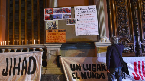 Carteles y mensajes de apoyo a Jihad Diyab junto al Ministerio de Exteriores de Uruguay. - AFP