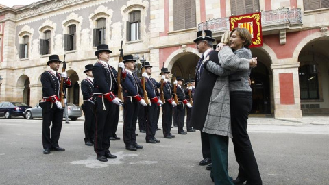 La nueva presidenta del Parlament, Carme Forcadell, se despide de la presidenta saliente Núria de Gispert tras la sesión constitutiva del nuevo Parlament en la que la número dos de la candidatura de Junts pel Sí ha sido elegida nueva presid