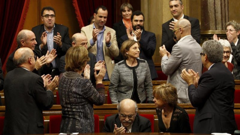 Diputados de Junts pel Sí y miembros del Govern en funciones, aplauden a la número dos de la candidatura de Junts pel Sí, Carme Forcadell, que ha sido elegida hoy nueva presidenta, con 77 votos a favor, el 57 % de la Cámara./ EFE