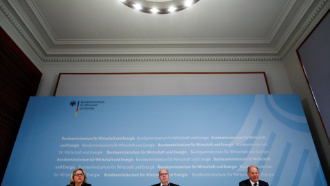 De izq. a der, la ministra alemana de Medio Ambiente, Svenja Schulze, el de Economía y Energía, Peter Altmaier, y el de Finanzas, Olaf Scholz, en la rueda de prensa en Berlín para presentar el acuerdo de la canciller Angela Merkel con  los 