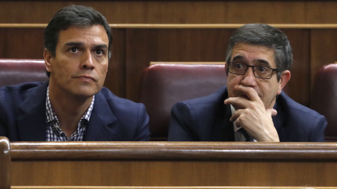 El exsecretario general del PSOE, Pedro Sánchez, junto al diputado del partido, Patxi López durante el debate de investidura del candidato del PP, Mariano Rajoy. / EFE