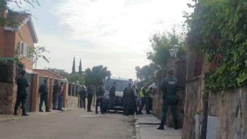 El autor del cuádruple crimen de Pioz, Patrick Nogueira, entrando en la vivienda familiar. / Europa Press