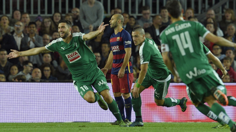 Mascherano se lamenta del gol marcado por el Eibar ayer en el Camp Nou. /AFP