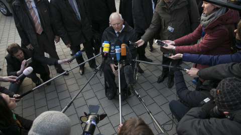 El ministro alemán de Finanzas, Wolfgang Schaeuble, rodeado de periodistas tras la última reunión del Eurogrupo, en Bruselas. REUTERS