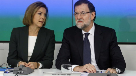 Mariano Rajoy, junto a la secretaria general del PP, María Dolores de Cospedal, al inicio hoy de la reunión del Comité Ejecutivo Nacional del PP. EFE/J. J. Guillén