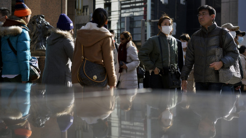 Transeuntes visitan el área comercial de Tokio. EFE/Franck Robichon