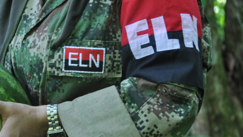 El logo del Ejército de Liberación Nacional (ELN) en el uniforme de uno de sus miembros. Víctor de Currea Lugo